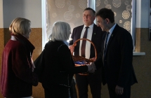 Dwoje mężczyzn rozdających słodkości dla kobiet  