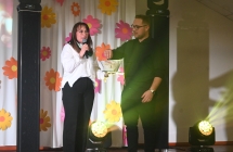 Kobieta i mężczyzna na scenie - mężczyzna losuje kartki z wygranymi nazwiskami w konkursie 