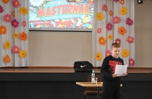 Chłopiec czytający i omawiający z kartki komiks 