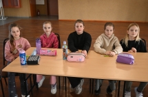 Uczennice siedzący przy stoliku podczas warsztatów komiksowych 