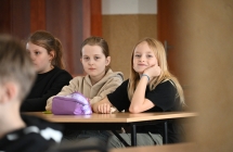 Trzy dziewczynki siedzące przy stoliku 