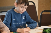 Chłopiec rysujący komiks na kartce 