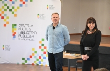 Kobieta oraz mężczyzna stojący na parkiecie. 