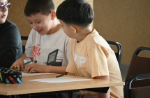 Dwoje chłopców rysujących komiks 