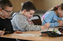 Troje uczniów rysujących komiksy 