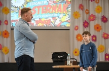 Mężczyzna i chłopiec. Chłopiec czyta swój komiks. 