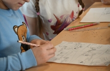 Dziewczynka rysująca komiks 