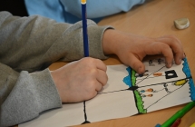 Uczeń rysujący komiks 