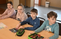 Czworo uczniów siedzących przy stoliku 