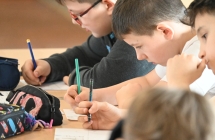 Uczniowie skupieni na rysowaniu komiksu 