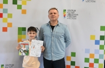 Mężczyzna i chłopiec na tle ścianki z napisem - centrum kultury i biblioteka publiczna w malanowie 