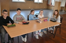 Pięcioro uczniów podczas warsztatów z tworzenia komiksów 