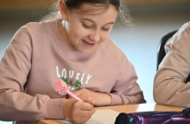 Uśmiechnięta dziewczynka podczas rysowania komiksu 