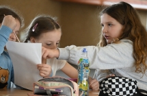 Dwie dziewczynki podczas pracy na komiksem 