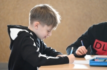 Chłopiec rysujący komiks 