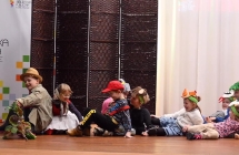 Kilkoro dzieci na scenie podczas przedstawienia teatralnego 