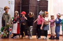 Kilkoro dzieci na scenie podczas przedstawienia teatralnego 