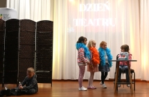 Czworo przedszkolaków na scenie w trakcie odgrywania przedstawienia 