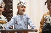 Troje dzieci na scenie w bajkowych maskach 