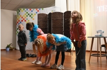 Kilkoro przedszkolaków na scenie kłaniających się publiczności 