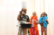 Trzy dziewczynki w strojach aktorskich na scenie 