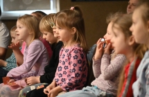 Kilkanaścioro dzieci z przedszkola okbserwujących scenę 