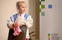 Dziewczynka w charakterystycznym stroju podczas odgrywania roli aktorskiej 