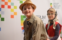 Chłopiec i dziewczynka - przebrani za dziadka i babcię 