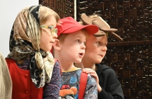 Dziewczynka i dwoje chłopców w przebraniu aktorskim na scenie 