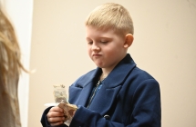 Chłopiec w marynarce na scenie 