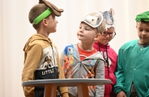 Czworo dzieci na scenie. Ubrani w bajkowe stroje 