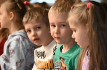 Dwoje chłopców i dziewczynka na publiczności 