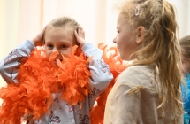 Dwie dziewczynki, jedna w szalu boa 