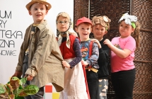 Grupa przedszkolaków na scenie 