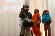 Trzy dziewczynki na scenie 