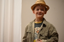 Chłopiec w przebraniu dziadka na scenie 