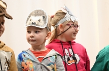 Dzieci na scenie w trakcie przedstawienia teatralnego 