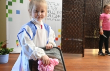 Uśmiechnięta dziewczynka w trakcie przedstawienia teatralnego 