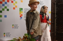 Dziewczynka i chłopczyk w przebraniach babci i dziadka na scenie