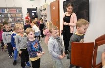 Dzieci ustawione w kolejce po bilety teatralne 