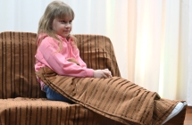 Dziewczynka na scenie podczas przedstawienia teatralnego 