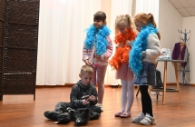 Kilkoro przedszkolaków na scenie podczas przedstawienia teatralnego 