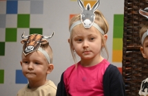 Dwie dziewczynki w bajkowych strojach na scenie 