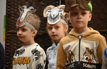 Troje chłopców na scenie 