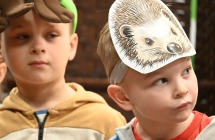 Dwoje chłopców w bajkowych strojach 