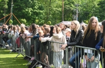 Kilkaset osób pod sceną za barierkami 