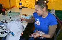 Uśmiechnięta kobieta podczas zabaw animacyjnych 