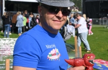 Uśmiechnięty mężczyzna w okularach  kapeluszu 