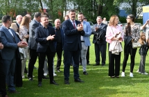 Kilkanaście osób stojących na placu imprezy masowej 