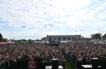 Kilka tysięcy osób pod sceną oczekujących koncertu 